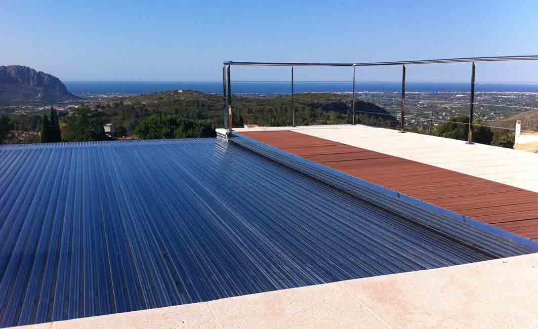 Automatic pool cover with dark blue slats