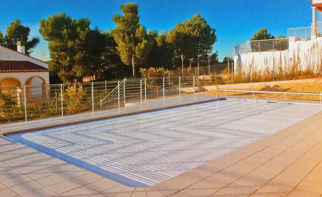 Automatic pool cover with white slats at Costa Blanca